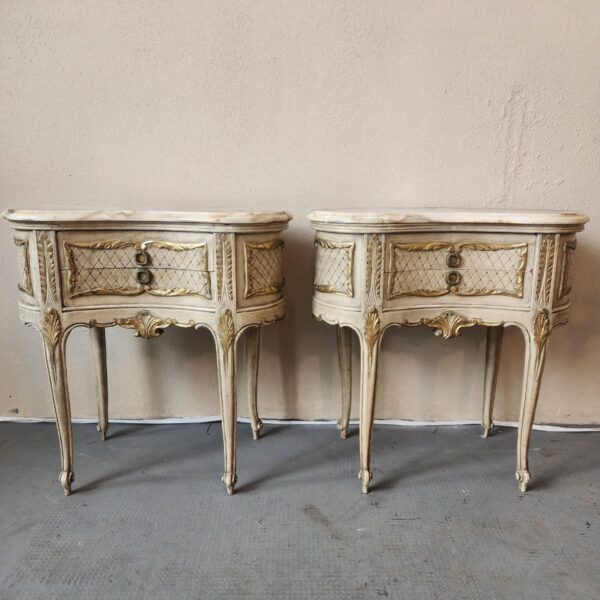 Par de Mesas de Luz Tipo Riñón Frances Estilo Luis XV